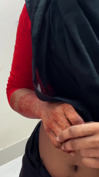 Une travailleuse excitée et sexy se tape la chatte hardcore de son propriétaire