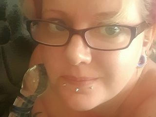 Insatiableme: Kay dubbel gepenekt met haar glazen dildo