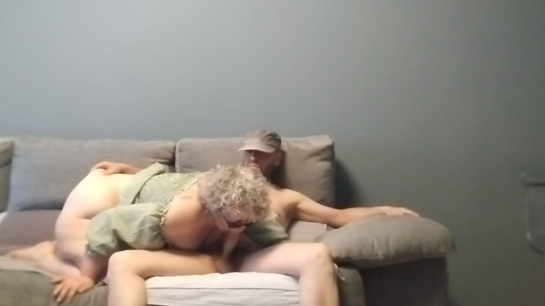 Tatianat69: Het mogen tatianat69 på alla fyra i soffan