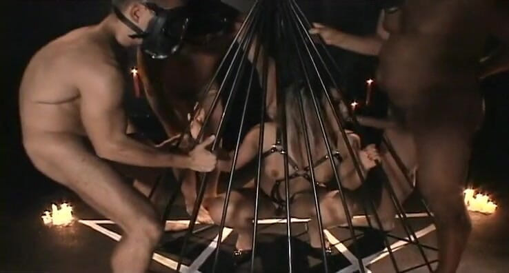 Radical: Tesão de gata recebe gangbang