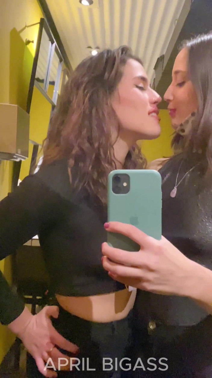 April BigAss: Тріо Писяє На Вулицях Аргентини, Мар-дель-плата, 2 Повії Разом!! Брудні Й Повії