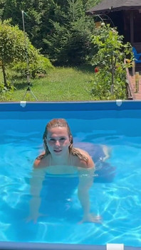 Dildofick und dildo-blowjob während ich meinen atem unter wasser im pool hält