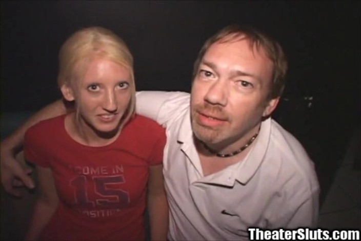 Theater Sluts: Sıska minny minik memeli sarışın kaltak siyah yaraklı grup seks...
