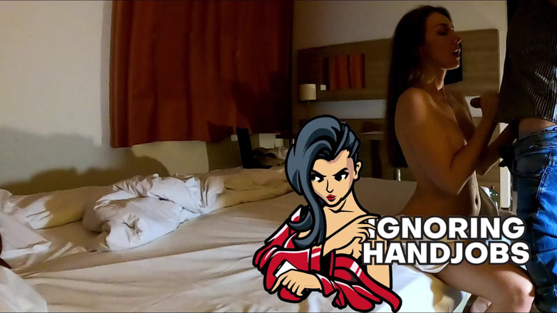 Ignoring Handjobs: Büyük doğal memeli fitness öğretmeni otel odasında dölünü göğüslerine boşaltıyor