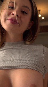 Aku hanya akan menggosok memekmu sendiri, apa yang salah?