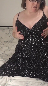 Me fodendo com um enorme vibrador em mini vestido preto