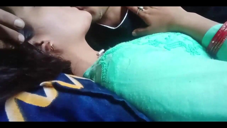 sashaa: Baiser et presser les seins de sa copine