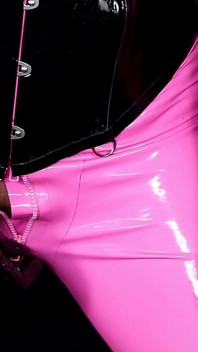Cristal kinky troia in lattice rosa scopata da macchina del sesso