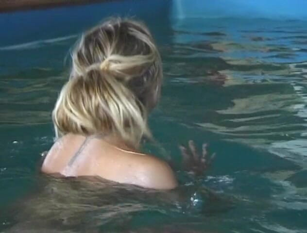 Flash Model Amateurs: Blondine mit kleinen titten hat spaß im schwimmbad