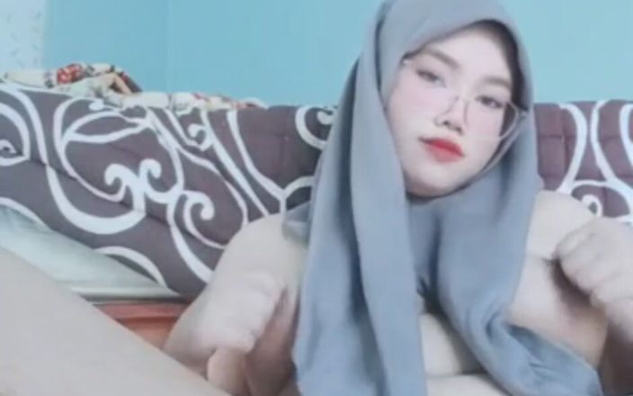 Jilbab69: Une fille excitée se masturbe et fait sortir du liquide...