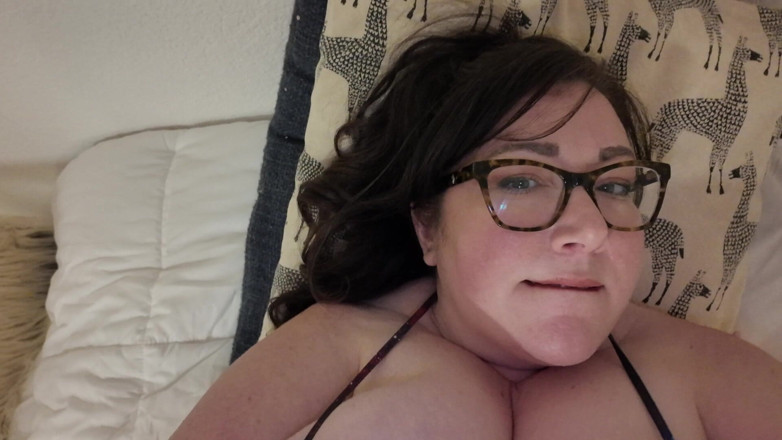 cutejayne: Tetek besar dalam milf montel bikini kecil bergoyang dan bergoyang...