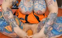 nos peitos saltando na garganta profunda
