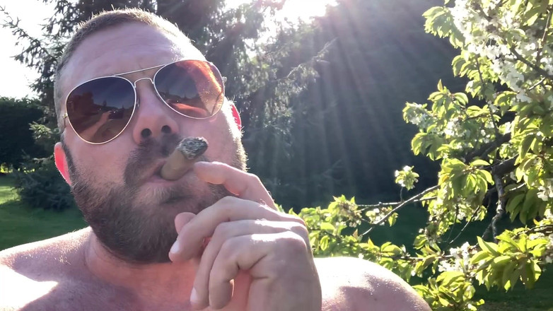 Jack stacked: Fumando meu charuto ao ar livre no calor do verão