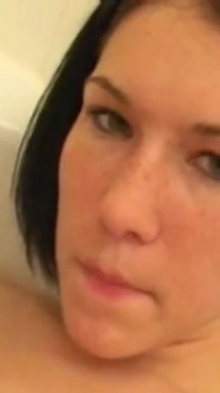 Roztomilá teenagerka Allie Sin masturbuje ve vaně