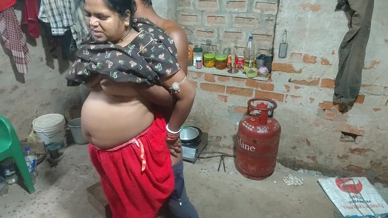 Raju Raju: Dejado desnudo en la sala de la cocina