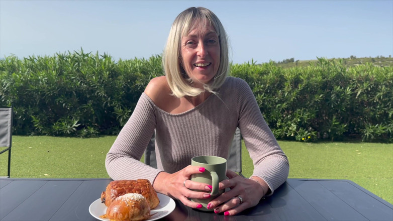 Video Porno One: Lena, MILF di 40 anni di Tours!