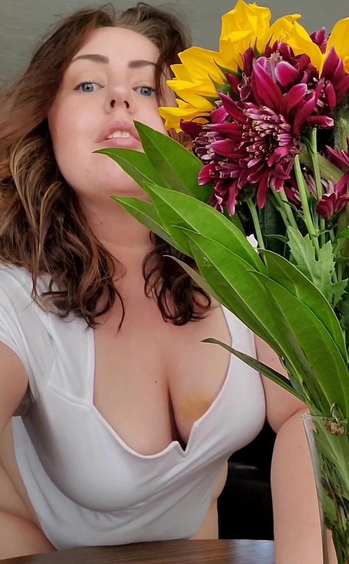 KinkyKatie: When Guys Buy Me Flowers, I Take Sexy Pics with...