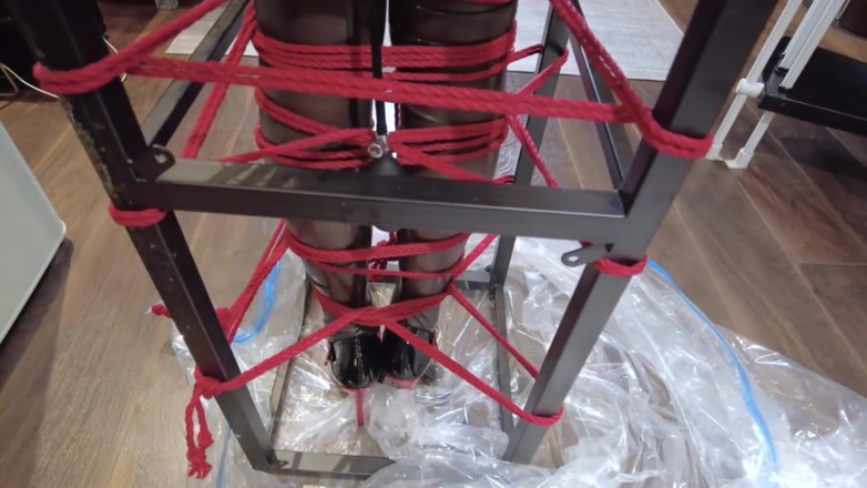Aisan girl bondage: Mz32 - Gebonden in een metalen apparaat en bereikt een vibrerende...