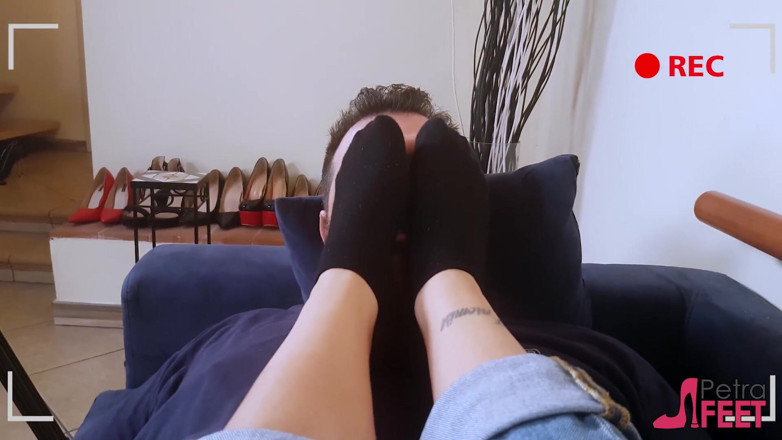 Foot Fetish HD: Böse petra steckt ihre füße auf sein gesicht