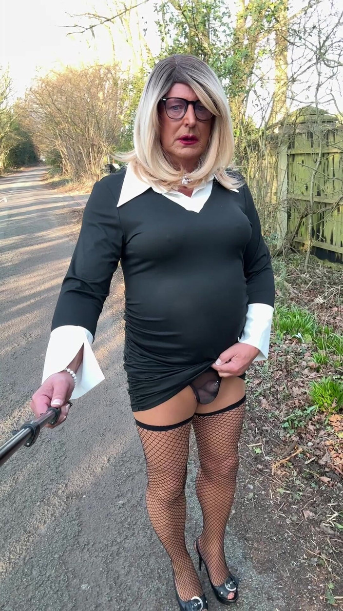 Kellycd2022: Crossdresser seksi Kellycd2022 Walk Down The Lane