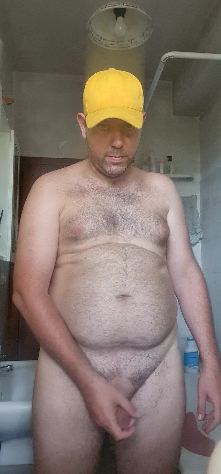 Mirko2589: Chico desnudo en el baño con sombrero amarillo