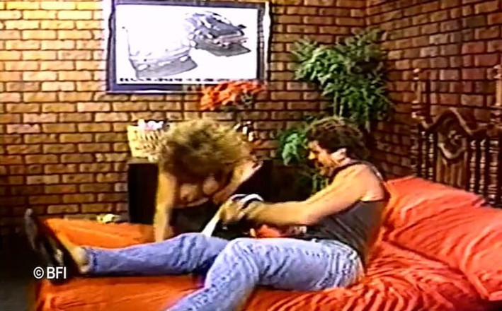 Fetish Tv: Diikat dan digelitik dua kali lipat.