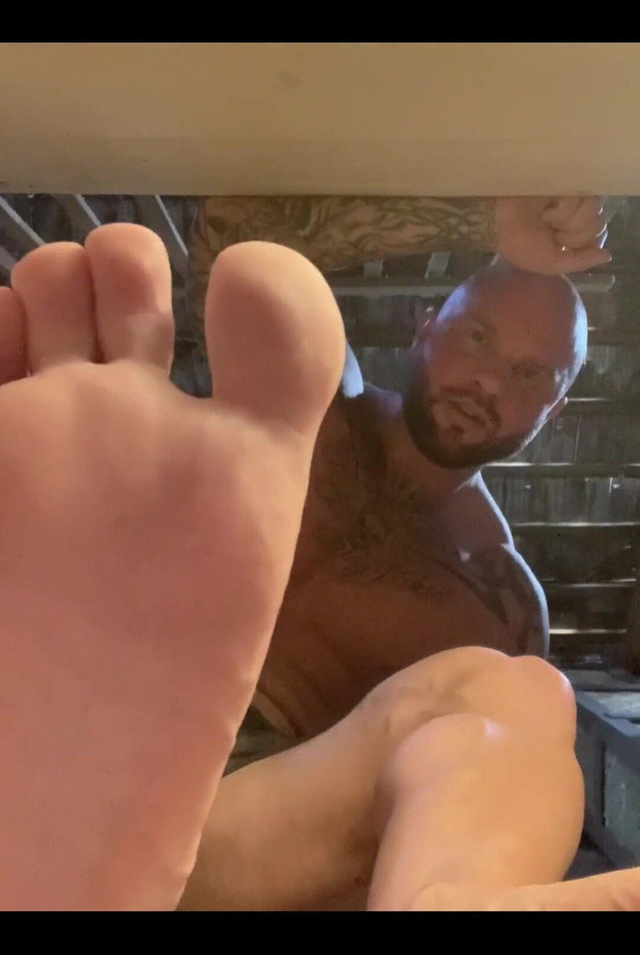 Jasons feet: विशाल पैर