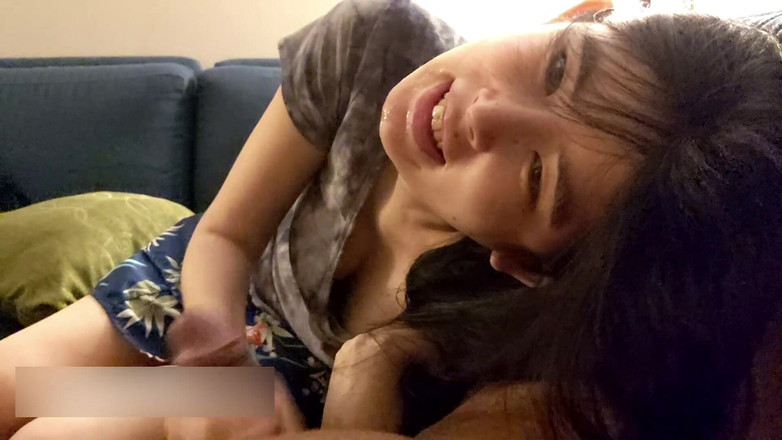 Gentleman Porno: Asiatisk tjej visas garderob och suger sedan svart kuk