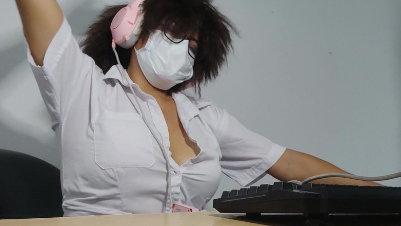 NEGRITA SEXY: 美丽的熟女学生炫耀她的肚脐环和短裙