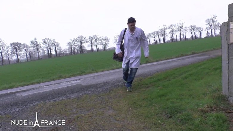 Nude in France: Milf excitată cu tatuaje numit un expert în sodomie și devine curul...