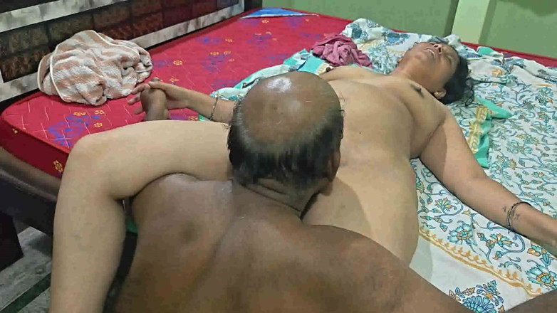 Sexy sindu: Hintli kadın yatağını dever ile paylaşıyor