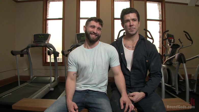 Bound gods: Sexy hřebec v tělocvičně mučen a ošukán strašidelným údržbářem