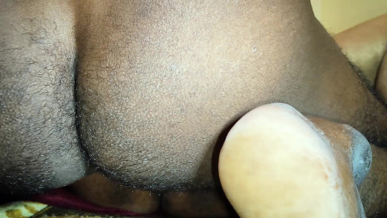 Raja puja: Boudi Bhabhi在她的阴户里插入两根黄瓜和一根大鸡巴。