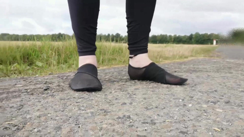Footfetish: Kultowa Zabawa Z Kałużami Na Wiejskiej Drodze