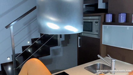 My XXX Paradise: Claudia se masturba en el escritorio de la cocina y...