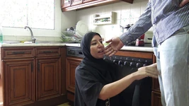 Algeriană Beurette îi invită pe băieți în apartamentul ei din Marsilia și le în bucătăria ei