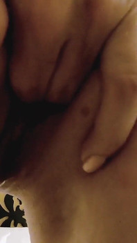 Elsarixterxxx. Vytékající šťáva a sperma, masturbace mého zadku a kundičky, ohřála se touhou šukat.