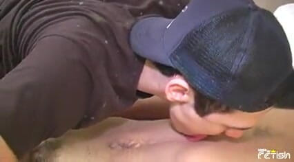Gay Diaries: Twink miang melancap di atas katil sebelum dihisap batangnya oleh...