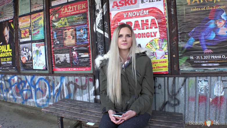 Teen Mega World: Orgasme strălucitoare de ani noi