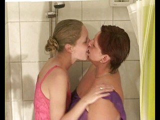 Anna Devot: Annadevot - lesbo spelen onder de douche