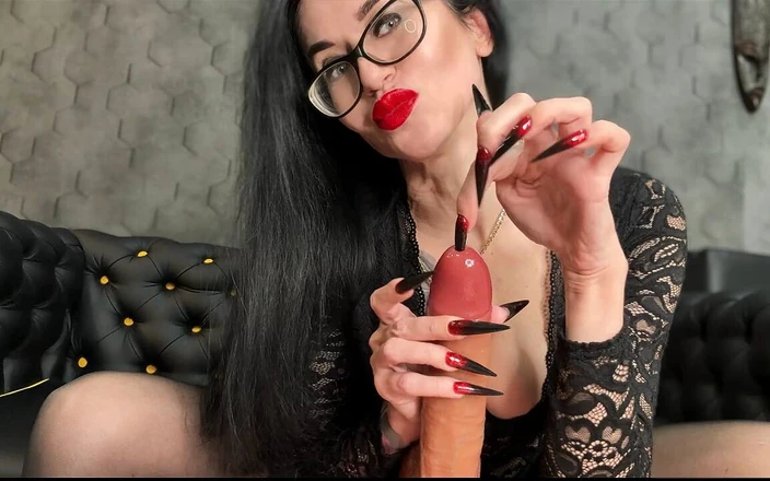 Julia domaina: Móng tay dài màu đen nóng bỏng, móng vuốt sắc nhọn...