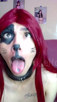 Lindo coño de cachorro babeando