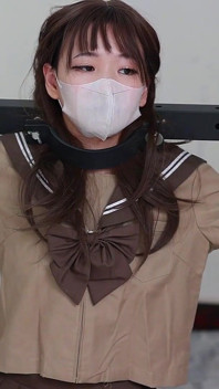 금속이 그녀의 손을 묶고, 밧줄이 발을 묶으며, 하얀 비단 발이 간질거린다