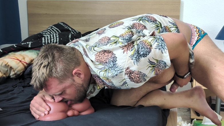 Alex Butt: Alex memancut ke dalam pantat getahnya