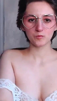 Camgirl - arbusto completo sob camisola