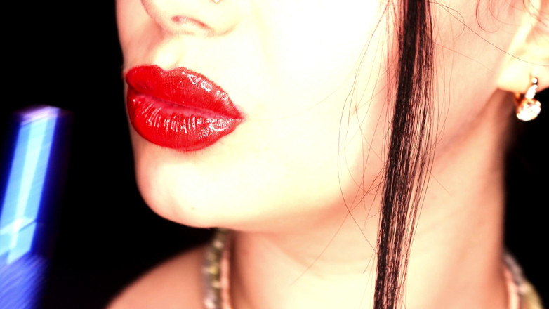 Goddess Misha Goldy: 4K menerapkan gloss bibir &amp; fetish meludah