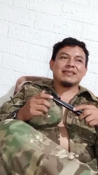 Cara tático puro puxando seu pau militar