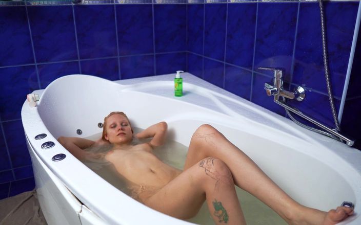 Vasya Sylvia: Leche en la ducha - coño de cerca - vibrador