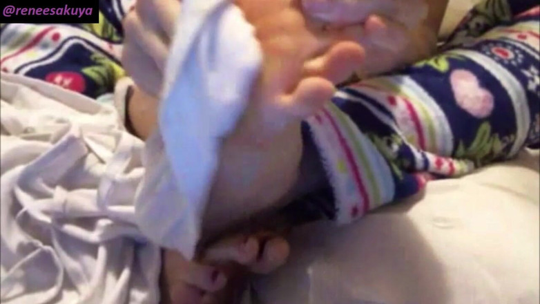 Renee Sakuya: 極端に汚れた足を手で洗う