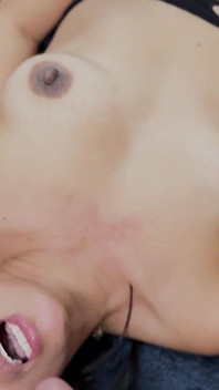 菲律宾亚洲熟女自慰以达到高潮，爸爸在她的奶子上撸管！- Lexxi Wett